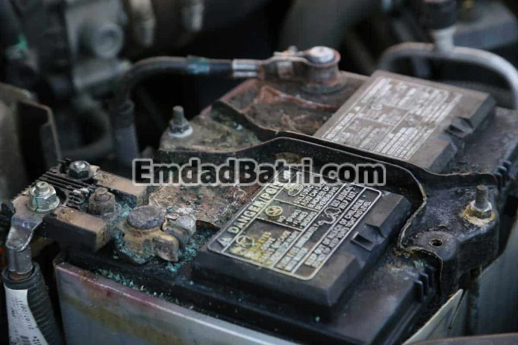 علت بیرون زدن اسید باتری