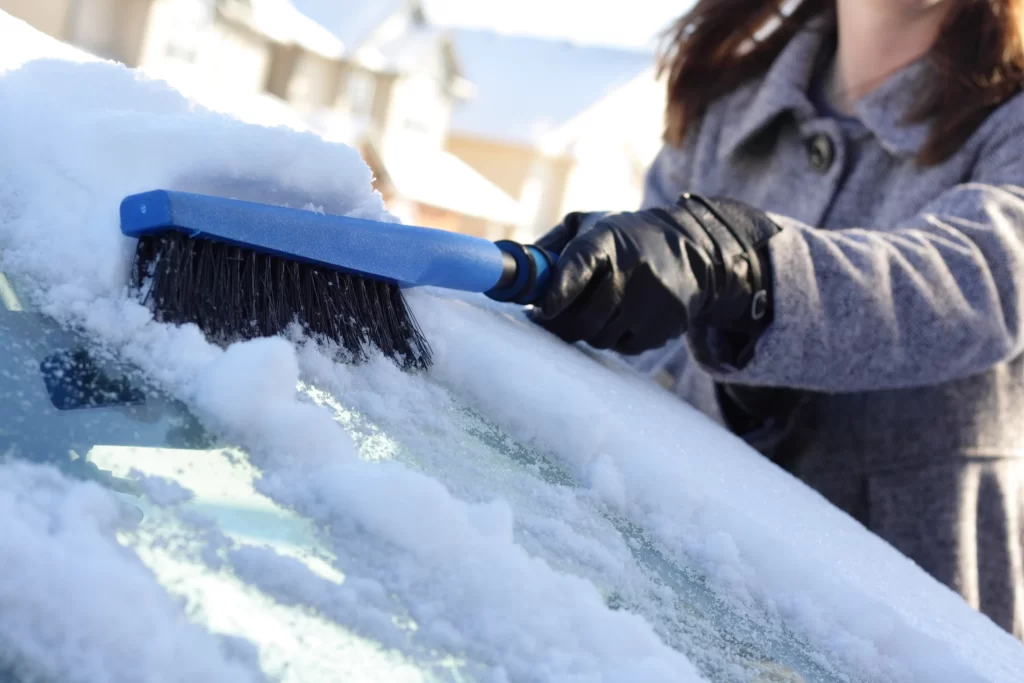 پاک کردن برف و یخ از بدنه خودرو